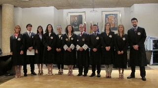 Foto de familia de los nuevos jueces adscritos a la Comunidad de Madrid, acompañados por la vocal del CGPJ, Nuria Díaz Abad y el presidente del TSJ de Madrid, Francisco Javier Vieira Morante